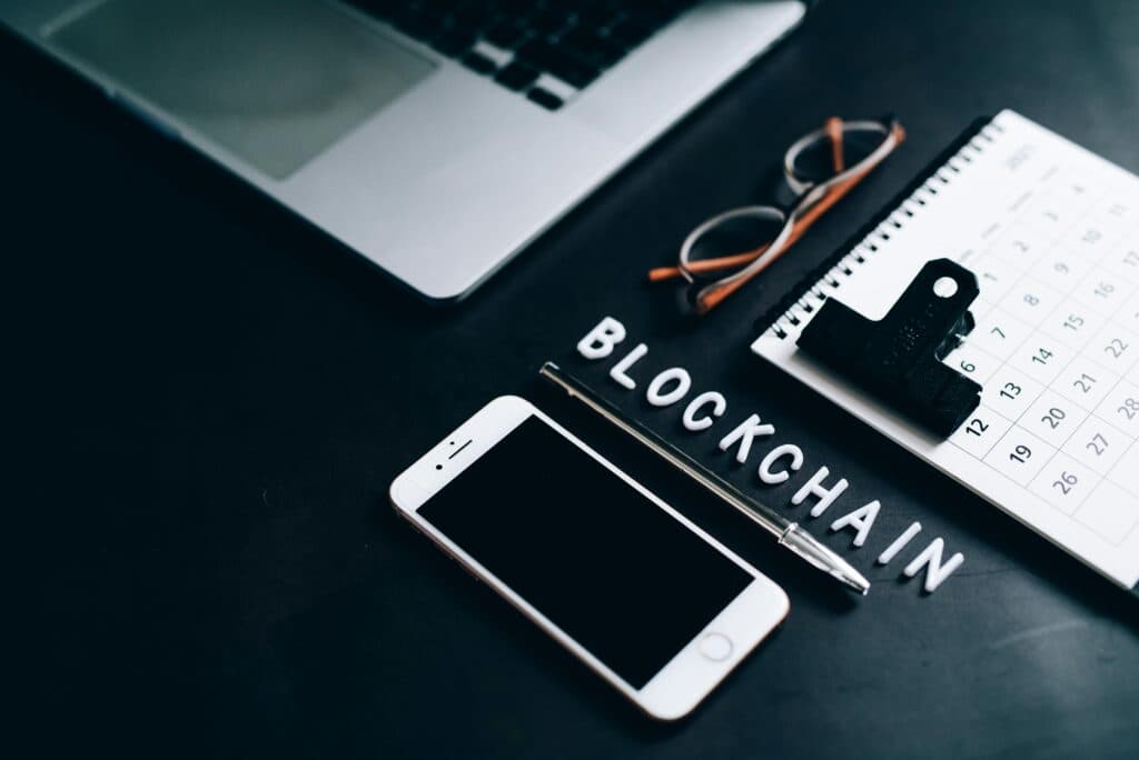 Blockchain i aplikacje mobilne – jakie branże na tym skorzystają?